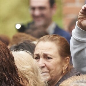 Letizia d'Espagne a été submergée par ses admirateurs lors de son passage dans le quartier d'Entrevias, à Madrid, pour une réunion de travail avec la Confédération Santé Mentale Espagne, le 18 octobre 2016.