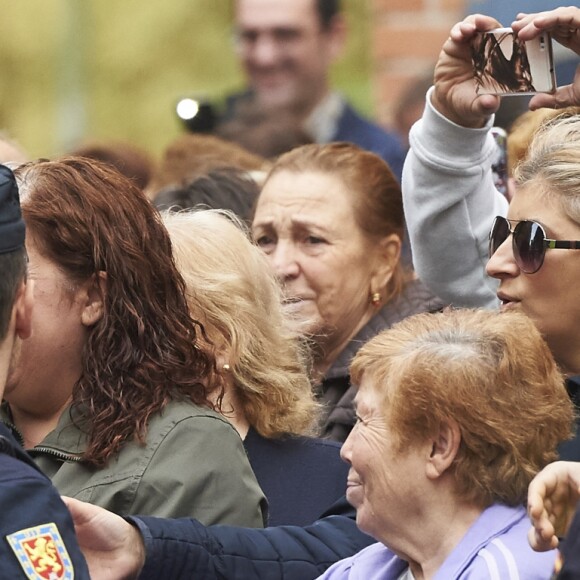 Letizia d'Espagne a été submergée par ses admirateurs lors de son passage dans le quartier d'Entrevias, à Madrid, pour une réunion de travail avec la Confédération Santé Mentale Espagne, le 18 octobre 2016.