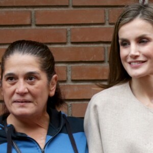 Letizia d'Espagne a été submergée par ses admirateurs lors de son passage dans le quartier d'Entrevias, à Madrid, pour une réunion de travail avec la Confédération Santé Mentale Espagne, le 18 octobre 2016.