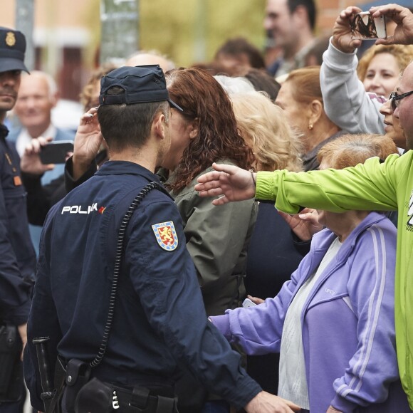 Letizia d'Espagne a été submergée par ses admirateurs lors de son passage dans le quartier d'Entrevias, à Madrid, pour une réunion de travail avec la Confédération Santé Mentale Espagne, le 18 octobre 2016.