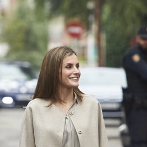 Letizia d'Espagne a été submergée par ses admirateurs lors de son passage dans le quartier d'Entrevias, à Madrid, pour une réunion de travail avec la Confédération Santé Mentale Espagne, le 18 octobre 2016.