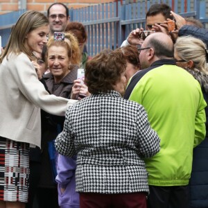 Letizia d'Espagne a été submergée par ses admirateurs lors de son passage dans le quartier d'Entrevias, à Madrid, pour une réunion de travail avec la Confédération Santé Mentale Espagne, le 18 octobre 2016.