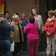 La reine Letizia d'Espagne a eu droit à un comité d'accueil très chaleureux, submergée par ses admirateurs, lors de son passage dans le quartier d'Entrevias, à Madrid, pour une réunion de travail avec la Confédération Santé Mentale Espagne, le 18 octobre 2016.