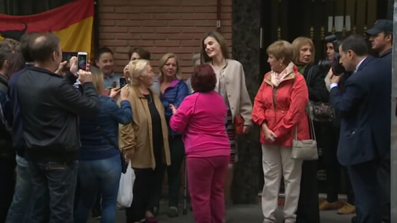 Letizia d'Espagne : La reine submergée par ses fans dans la banlieue de Madrid