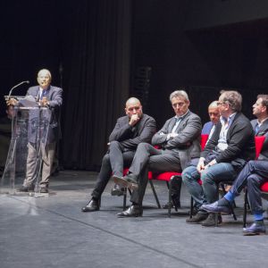 Image de la conférence de presse de présentation du pôle Entertainment de Fimalac – le groupe 3S, le 20 octobre 2016 à Paris : Marc Ladreit de Lacharrière s'exprime sous le regard de Jamel Debbouze et des directeurs des différentes entités.