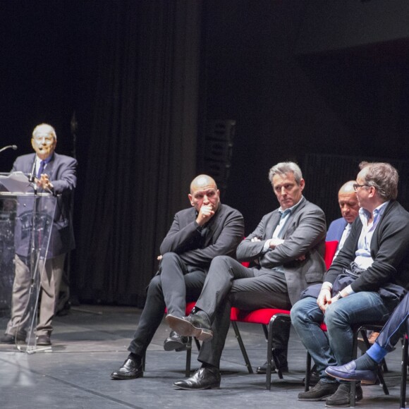 Image de la conférence de presse de présentation du pôle Entertainment de Fimalac – le groupe 3S, le 20 octobre 2016 à Paris : Marc Ladreit de Lacharrière s'exprime sous le regard de Jamel Debbouze et des directeurs des différentes entités.