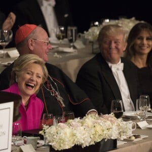 Hillary Clinton et Donald Trump au dîner Alfred E. Smith, organisé dans les salons du prestigieux Waldorf Astoria, avec l'archevêque Timothy Dolan et Melania Trump, à New York le 20 octobre 2016 à New York le 20 octobre 2016