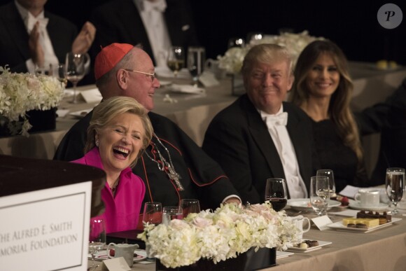 Hillary Clinton et Donald Trump au dîner Alfred E. Smith, organisé dans les salons du prestigieux Waldorf Astoria, avec l'archevêque Timothy Dolan et Melania Trump, à New York le 20 octobre 2016 à New York le 20 octobre 2016