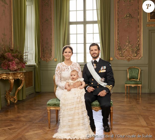 Le prince Alexander de Suède avec ses parents le prince Carl Philip et la princesse Sofia. Photo officielle du baptême du prince Alexander de Suède, fils du prince Carl Philip et de la princesse Sofia de Suède, célébré le 9 septembre 2016 au palais royal Drottningholm, à Stockholm. © Mattias Edwall / Cour royale de Suède