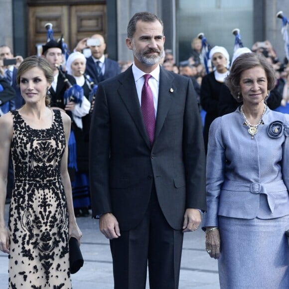 Le roi Felipe VI, la reine Letizia et Sofia d'Espagne - Remise des prix Princesse des Asturies en présence du roi Felipe VI, La reine Letizia et de Sofia au théâtre Campoamor à Oviedo, Espagne, le 21 octobre 2016.