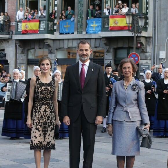 Le roi Felipe VI, la reine Letizia et Sofia d'Espagne - Remise des prix Princesse des Asturies en présence du roi Felipe VI, La reine Letizia et de Sofia au théâtre Campoamor à Oviedo, Espagne, le 21 octobre 2016.