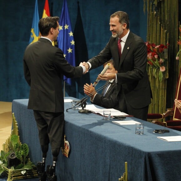 Le roi Felipe VI et Hugh Herr - Remise des prix Princesse des Asturies en présence du roi Felipe VI, La reine Letizia et Sofia au théâtre Campoamor à Oviedo, Espagne, le 21 octobre 2016.