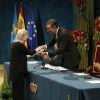 Le roi Felipe VI, la reine Letizia d'Espagne et Nuria Espert - Remise des prix Princesse des Asturies en présence du roi Felipe VI, La reine Letizia et Sofia au théâtre Campoamor à Oviedo, Espagne, le 21 octobre 2016.