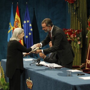 Le roi Felipe VI, la reine Letizia d'Espagne et Nuria Espert - Remise des prix Princesse des Asturies en présence du roi Felipe VI, La reine Letizia et Sofia au théâtre Campoamor à Oviedo, Espagne, le 21 octobre 2016.