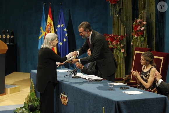 Le roi Felipe VI, la reine Letizia d'Espagne et Nuria Espert - Remise des prix Princesse des Asturies en présence du roi Felipe VI, La reine Letizia et Sofia au théâtre Campoamor à Oviedo, Espagne, le 21 octobre 2016.