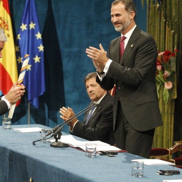 Le roi Felipe VI, la reine Letizia d'Espagne et James Nachtwey - Remise des prix Princesse des Asturies en présence du roi Felipe VI, La reine Letizia et Sofia au théâtre Campoamor à Oviedo, Espagne, le 21 octobre 2016.