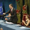 Le roi Felipe VI, la reine Letizia d'Espagne et Javier Gomez Noya - Remise des prix Princesse des Asturies en présence du roi Felipe VI, La reine Letizia et Sofia au théâtre Campoamor à Oviedo, Espagne, le 21 octobre 2016.