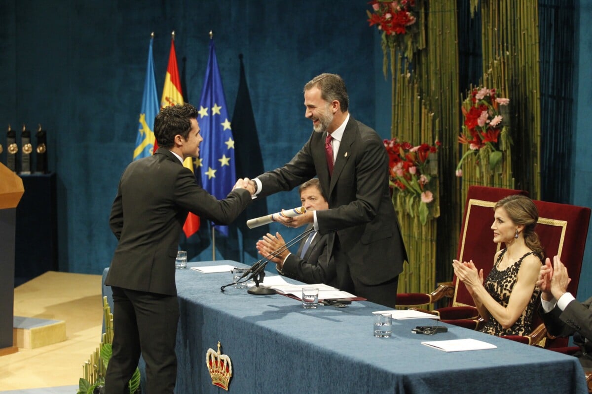 Photo Le roi Felipe VI, la reine Letizia d'Espagne et Javier Gomez Noya Remise des prix Photo Le roi Felipe VI, la reine Letizia d'Espagne et Javier Gomez Noya Remise des prix