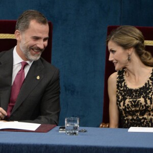 Le roi Felipe VI et la reine Letizia d'Espagne - Remise des prix Princesse des Asturies en présence du roi Felipe VI, La reine Letizia et Sofia au théâtre Campoamor à Oviedo, Espagne, le 21 octobre 2016.