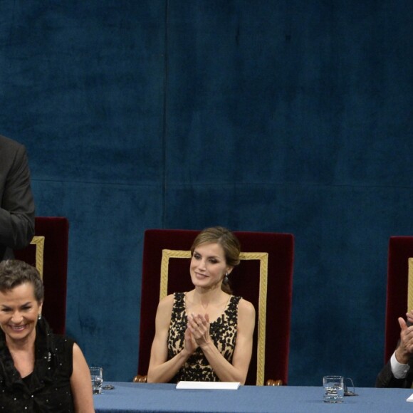 Le roi Felipe VI, la reine Letizia d'Espagne et Javier Fernandez - Remise des prix Princesse des Asturies en présence du roi Felipe VI, La reine Letizia et Sofia au théâtre Campoamor à Oviedo, Espagne, le 21 octobre 2016.