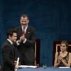 Le roi Felipe VI, la reine Letizia d'Espagne et Javier Gomez Noya - Remise des prix Princesse des Asturies en présence du roi Felipe VI, la reine Letizia et Sofia au théâtre Campoamor à Oviedo, Espagne, le 21 octobre 2016.
