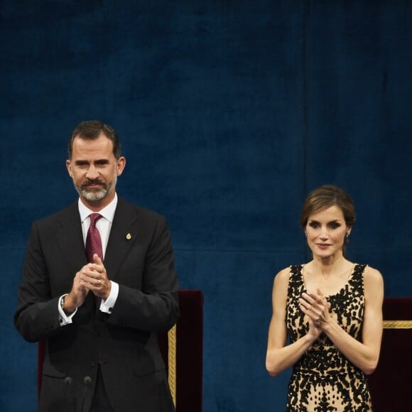 Le roi Felipe VI et la reine Letizia d'Espagne - Remise des prix Princesse des Asturies en présence du roi Felipe VI, La reine Letizia et Sofia au théâtre Campoamor à Oviedo, Espagne, le 21 octobre 2016.