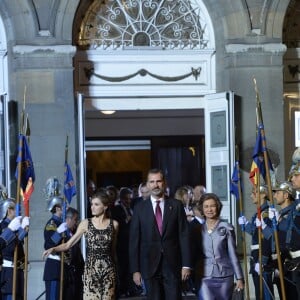 Le roi Felipe VI, la reine Letizia et La reine Sofia d'Espagne quittent la remise des prix Princesse des Asturies au théâtre Campoamor à Oviedo, Espagne, le 21 octobre 2016.