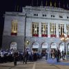 Le roi Felipe VI, la reine Letizia et La reine Sofia d'Espagne quittent la remise des prix Princesse des Asturies au théâtre Campoamor à Oviedo, Espagne, le 21 octobre 2016.