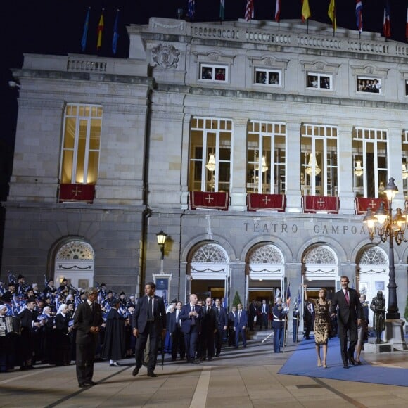 Le roi Felipe VI, la reine Letizia et La reine Sofia d'Espagne quittent la remise des prix Princesse des Asturies au théâtre Campoamor à Oviedo, Espagne, le 21 octobre 2016.