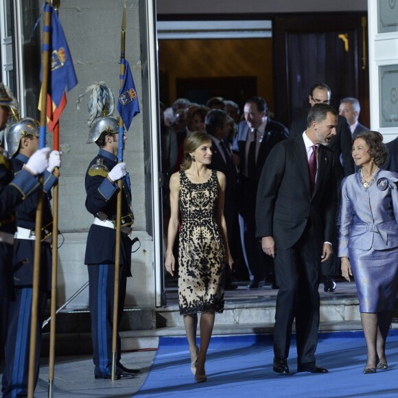 Le roi Felipe VI, la reine Letizia et La reine Sofia d'Espagne quittent la remise des prix Princesse des Asturies au théâtre Campoamor à Oviedo, Espagne, le 21 octobre 2016.