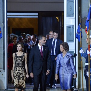 Le roi Felipe VI, la reine Letizia et La reine Sofia d'Espagne quittent la remise des prix Princesse des Asturies au théâtre Campoamor à Oviedo, Espagne, le 21 octobre 2016.