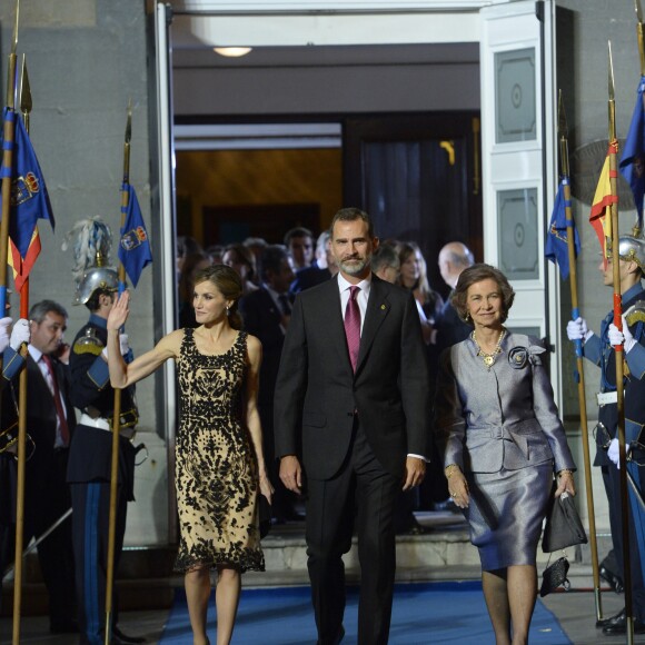 Le roi Felipe VI, la reine Letizia et La reine Sofia d'Espagne quittent la remise des prix Princesse des Asturies au théâtre Campoamor à Oviedo, Espagne, le 21 octobre 2016.