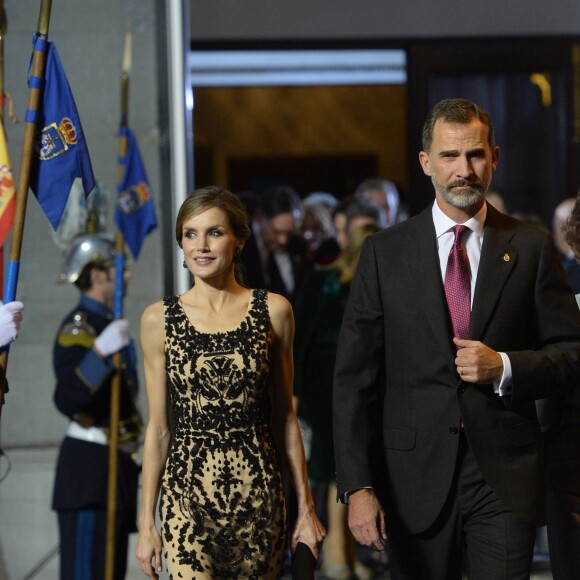 Le roi Felipe VI, la reine Letizia et La reine Sofia d'Espagne quittent la remise des prix Princesse des Asturies au théâtre Campoamor à Oviedo, Espagne, le 21 octobre 2016.