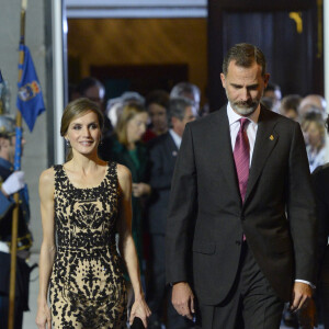 Le roi Felipe VI, la reine Letizia et La reine Sofia d'Espagne quittent la remise des prix Princesse des Asturies au théâtre Campoamor à Oviedo, Espagne, le 21 octobre 2016.