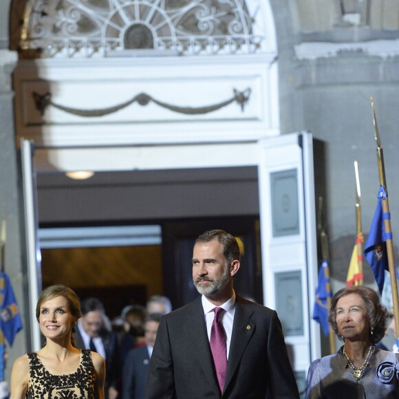 Le roi Felipe VI, la reine Letizia et La reine Sofia d'Espagne quittent la remise des prix Princesse des Asturies au théâtre Campoamor à Oviedo, Espagne, le 21 octobre 2016.