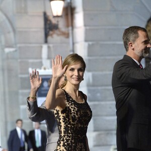 Le roi Felipe VI, la reine Letizia et La reine Sofia d'Espagne quittent la remise des prix Princesse des Asturies au théâtre Campoamor à Oviedo, Espagne, le 21 octobre 2016.