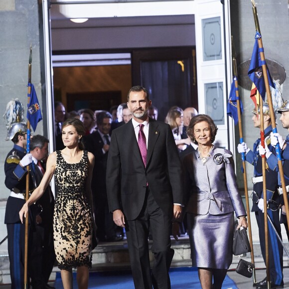 Le roi Felipe VI, la reine Letizia et La reine Sofia d'Espagne quittent la remise des prix Princesse des Asturies au théâtre Campoamor à Oviedo, Espagne, le 21 octobre 2016.