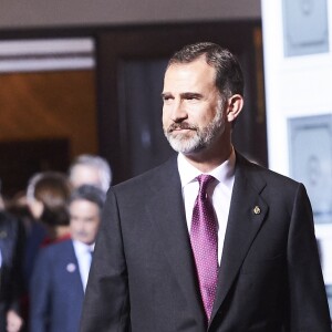 Le roi Felipe VI, la reine Letizia et La reine Sofia d'Espagne quittent la remise des prix Princesse des Asturies au théâtre Campoamor à Oviedo, Espagne, le 21 octobre 2016.