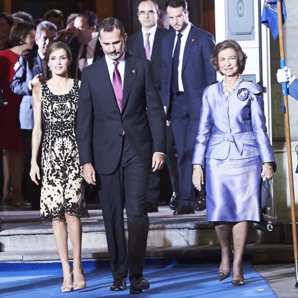 Le roi Felipe VI, la reine Letizia et La reine Sofia d'Espagne quittent la remise des prix Princesse des Asturies au théâtre Campoamor à Oviedo, Espagne, le 21 octobre 2016.