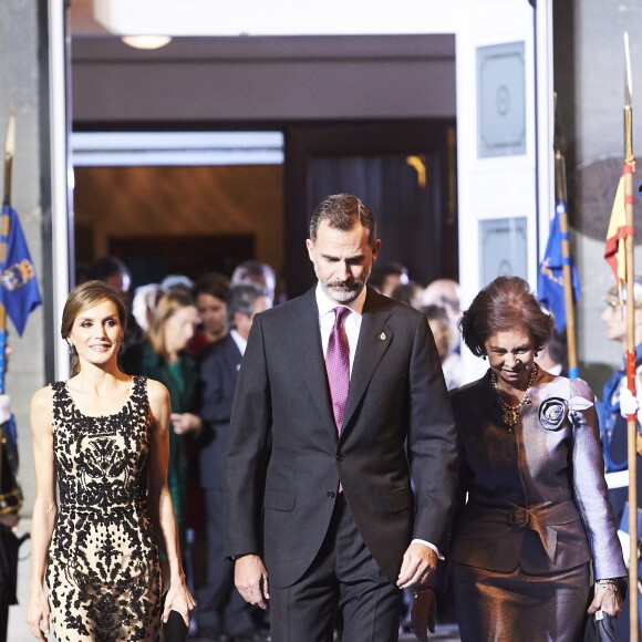 Le roi Felipe VI, la reine Letizia et La reine Sofia d'Espagne quittent la remise des prix Princesse des Asturies au théâtre Campoamor à Oviedo, Espagne, le 21 octobre 2016.