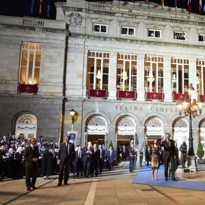 Le roi Felipe VI, la reine Letizia et La reine Sofia d'Espagne quittent la remise des prix Princesse des Asturies au théâtre Campoamor à Oviedo, Espagne, le 21 octobre 2016.