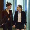 Exclusif - Kristen Stewart et sa nouvelle compagne St. Vincent (Annie Clark) sont allées diner et se promener dans le quartier de East Village à New York. Elles semblent très amoureuses, elles s'embrassent, plaisantent et se tiennent la main. Le 16 octobre 2016