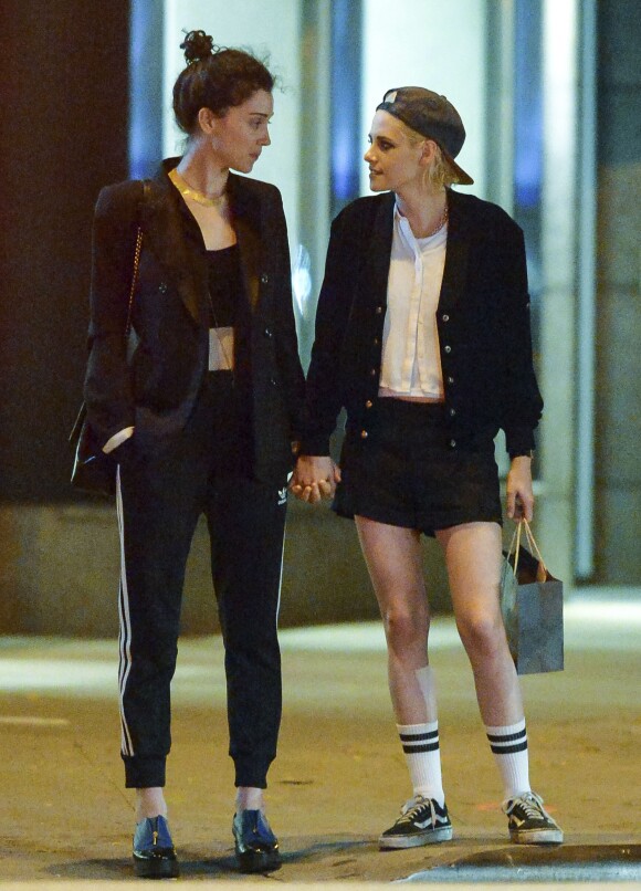 Exclusif - Kristen Stewart et sa nouvelle compagne St. Vincent (Annie Clark) sont allées diner et se promener dans le quartier de East Village à New York. Elles semblent très amoureuses, elles s'embrassent, plaisantent et se tiennent la main. Le 16 octobre 2016
