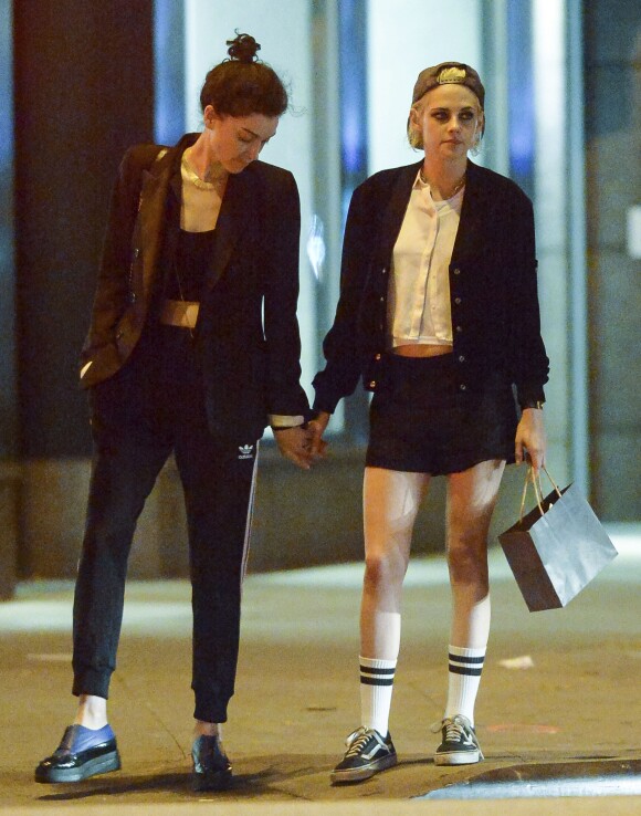 Exclusif - Kristen Stewart et sa nouvelle compagne St. Vincent (Annie Clark), in love, sont allées diner et se promener dans le quartier de East Village à New York. Elles semblent très amoureuses, elles s'embrassent, plaisantent et se tiennent la main. Le 16 octobre 2016