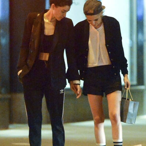 Exclusif - Kristen Stewart et sa nouvelle compagne St. Vincent (Annie Clark) sont allées diner et se promener dans le quartier de East Village à New York. Elles semblent très amoureuses, elles s'embrassent, plaisantent et se tiennent la main. Le 16 octobre 2016