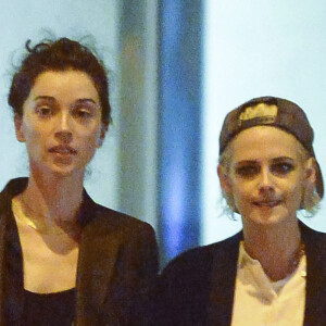 Exclusif - Kristen Stewart et sa nouvelle compagne St. Vincent (Annie Clark) sont allées diner et se promener dans le quartier de East Village à New York. Elles semblent très amoureuses, elles s'embrassent, plaisantent et se tiennent la main. Le 16 octobre 2016