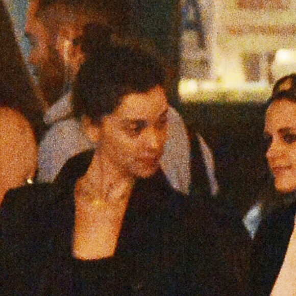 Exclusif - Kristen Stewart et sa nouvelle compagne St. Vincent (Annie Clark) sont allées diner et se promener dans le quartier de East Village à New York. Elles semblent très amoureuses, elles s'embrassent, plaisantent et se tiennent la main. Le 16 octobre 2016