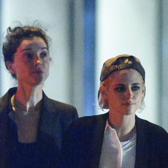 Exclusif - Kristen Stewart et sa nouvelle compagne St. Vincent (Annie Clark) sont allées diner et se promener dans le quartier de East Village à New York. Elles semblent très amoureuses, elles s'embrassent, plaisantent et se tiennent la main. Le 16 octobre 2016