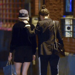 Exclusif - Kristen Stewart et sa nouvelle compagne St. Vincent (Annie Clark) sont allées diner et se promener dans le quartier de East Village à New York. Elles semblent très amoureuses, elles s'embrassent, plaisantent et se tiennent la main. Le 16 octobre 2016