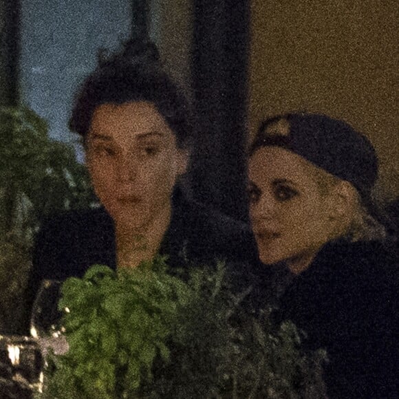 Exclusif - Kristen Stewart et sa nouvelle compagne St. Vincent (Annie Clark) sont allées diner et se promener dans le quartier de East Village à New York. Elles semblent très amoureuses, elles s'embrassent, plaisantent et se tiennent la main. Le 16 octobre 2016